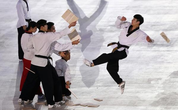 平昌冬奥丨开幕式朝鲜拉拉队养眼，这是满满东亚元素啊