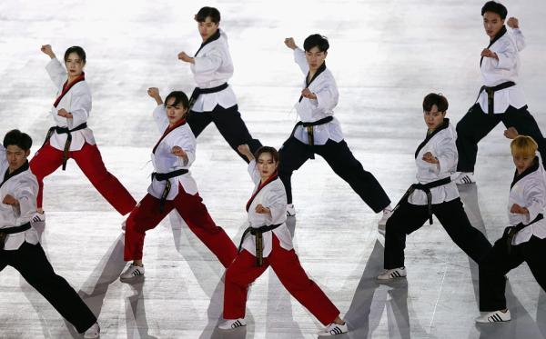 平昌冬奥丨开幕式朝鲜拉拉队养眼，这是满满东亚元素啊