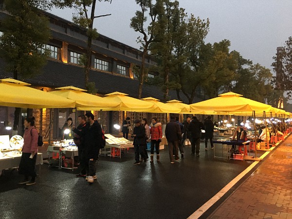 在景德镇逛市集：文创、夜市、“鬼市”