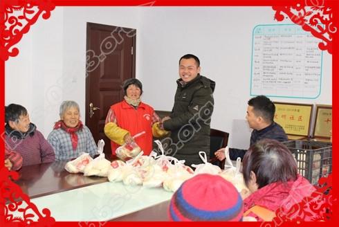 崇川区易家桥社区：爱心包子铺  慰问保洁员.jpg