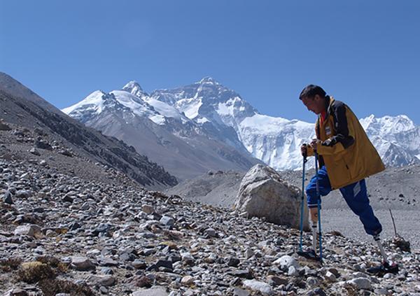 双腿截肢、罹患癌症，69岁的他还要第五次挑战珠峰