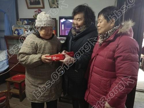 起凤社区：嬷嬷服务队敬老爱老，爱心披萨温暖老人心 2  500x375.jpg