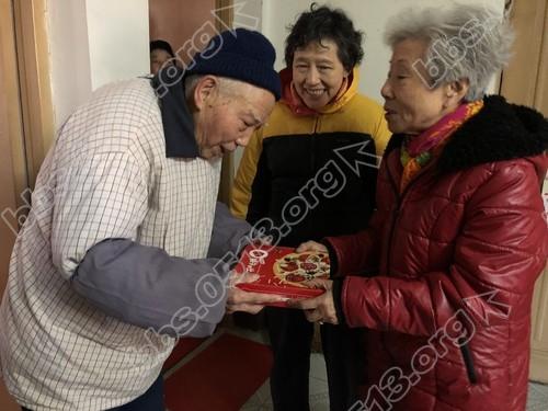 起凤社区：嬷嬷服务队敬老爱老，爱心披萨温暖老人心_1  500x375.jpg