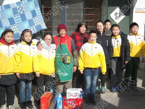 起凤社区：关怀孤寡老人 弘扬敬老美德500x375.JPG