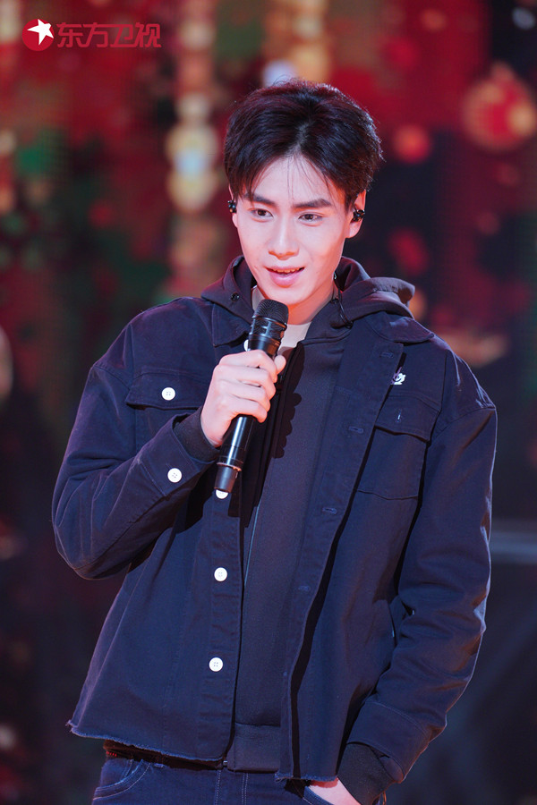 2018东方卫视春晚：喜剧打头阵、跨界玩混搭、极致有情怀