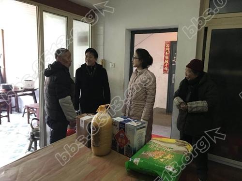 凤凰社区：春节慰问送温暖  真情关怀暖侨心.JPG