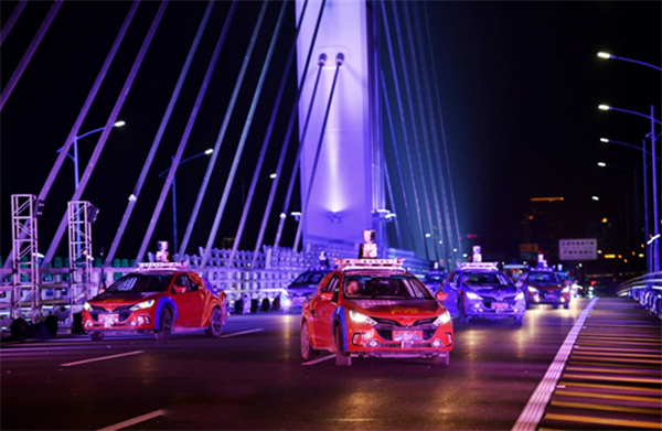百度央视春晚秀自动驾驶技术，无人车队驶上港珠澳大桥