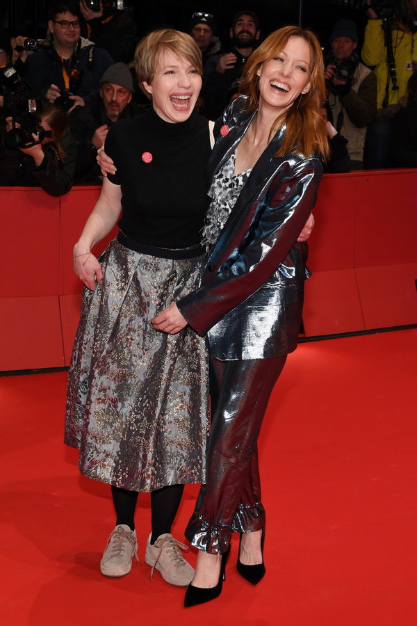 第68届柏林电影节开幕，休闲装扮成红毯风景