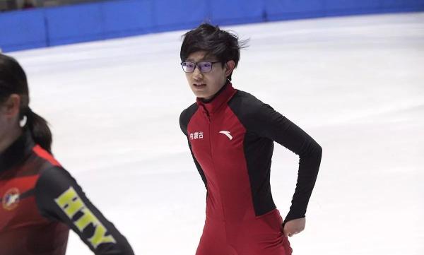 短道速滑队平昌首枚奖牌！“00后”李靳宇1500米获银牌