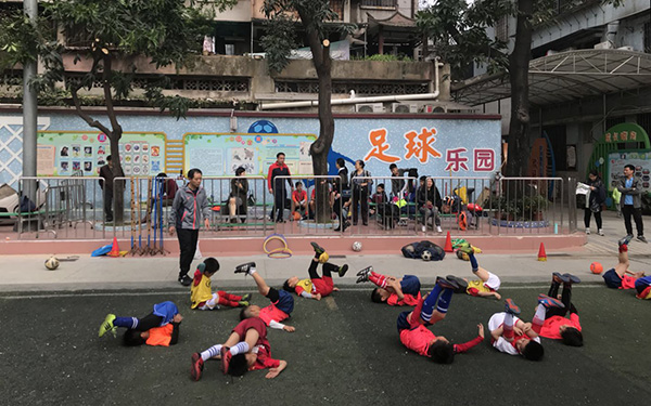 足球追梦人⑧丨“孩子王”温炳林：一个足球义工的30年