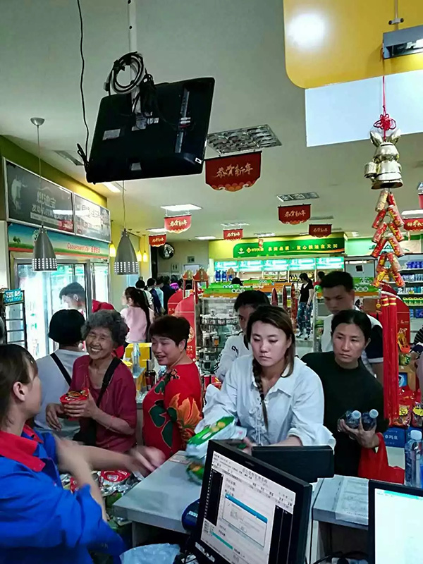 上万辆车滞留海南，中石化用便利油桶手动沿途配送油品