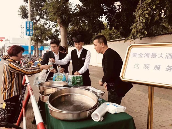 上万辆车滞留海南，中石化用便利油桶手动沿途配送油品