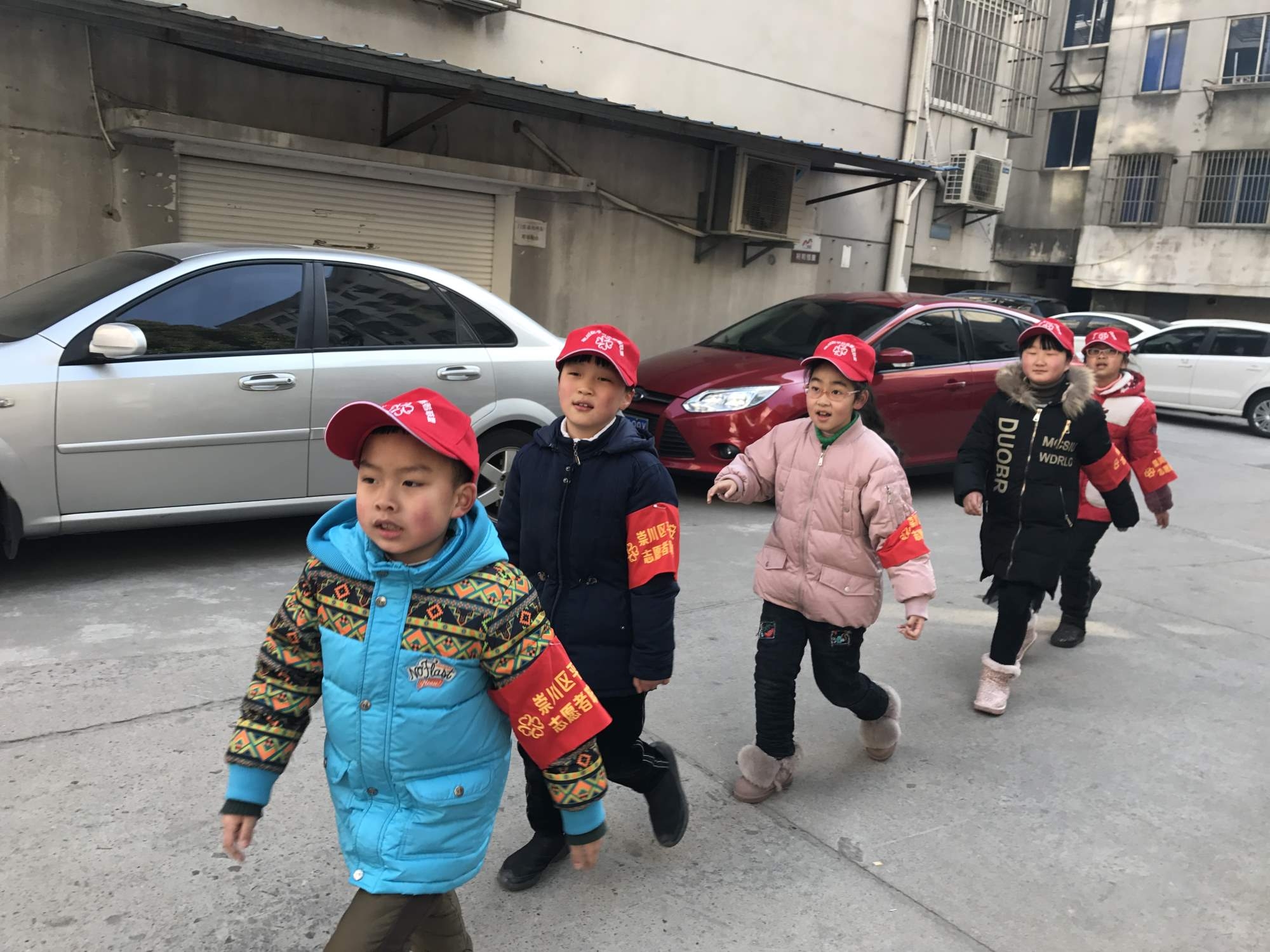 小小志愿者 扮靓家园保平安3_副本.jpg