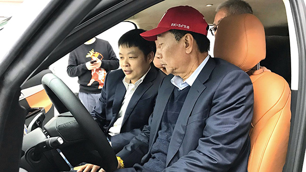 富士康董事长郭台铭现身小鹏汽车，头戴小红帽试乘G3车型