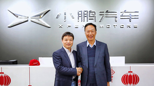 富士康董事长郭台铭现身小鹏汽车，头戴小红帽试乘G3车型