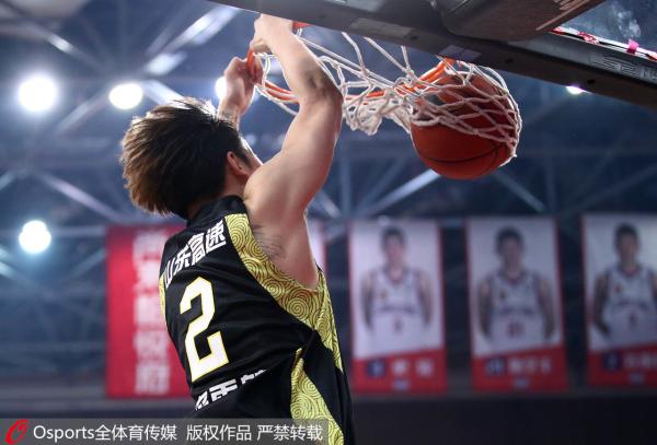 丁彦雨航卫冕联赛MVP，这个“独行侠外援”快去NBA吧