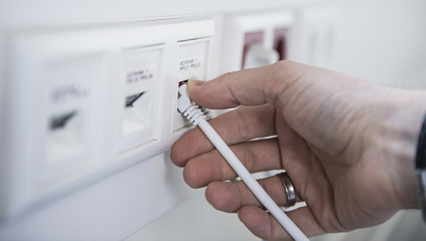 百兆宽带缘何成“龟速”？记者与“宽带医生”一道深入探究