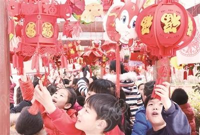 海门东洲国际学校内，数千人参与猜谜活动