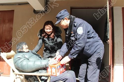 中桥3：社区干部与民警一同上门慰问残疾孤寡老人.JPG