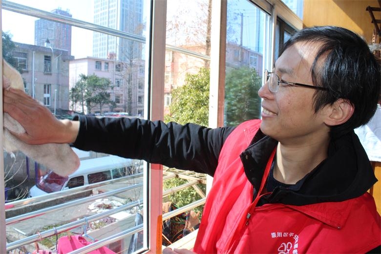 三八妇女节慰问困难妇女，打扫卫生，送慰问金照片 (4).jpg