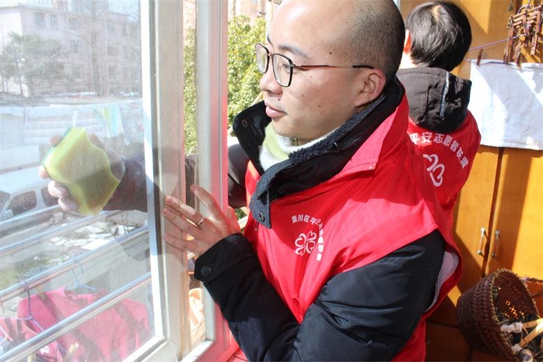 三八妇女节慰问困难妇女，打扫卫生，送慰问金照片 (6).jpg