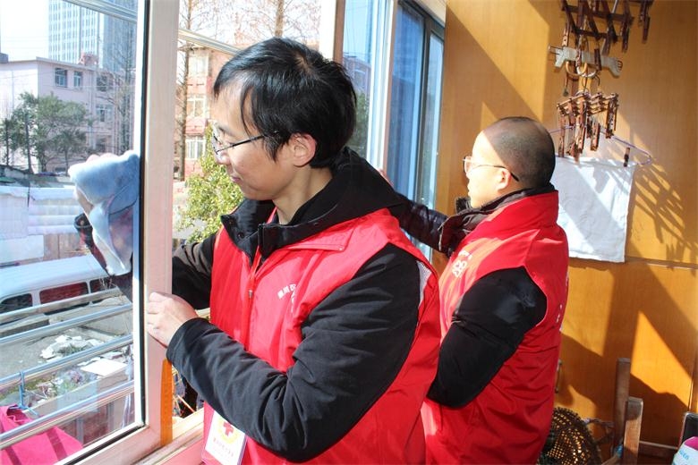 三八妇女节慰问困难妇女，打扫卫生，送慰问金照片 (5).jpg