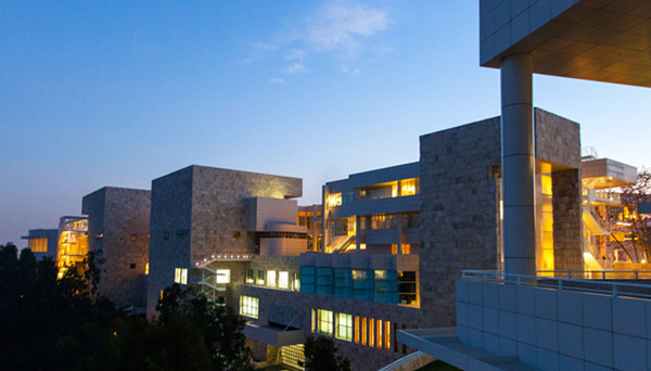 他不肯花钱救孙子，却花了几亿建博物馆，并向公众免费开放