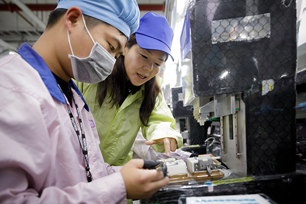 跟着苹果中国掌门探秘手机代工厂：机器贴膜，苹果工程师常驻