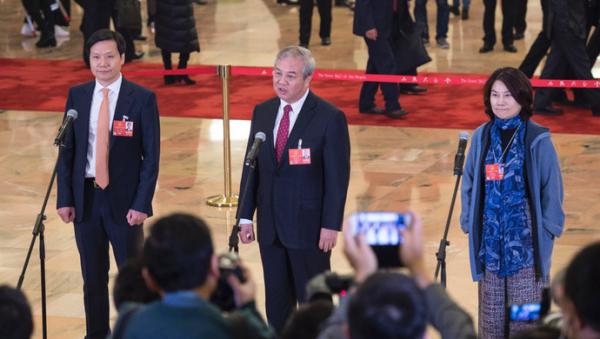 10亿赌局谜底揭晓？董明珠、雷军今天在代表通道同场相逢