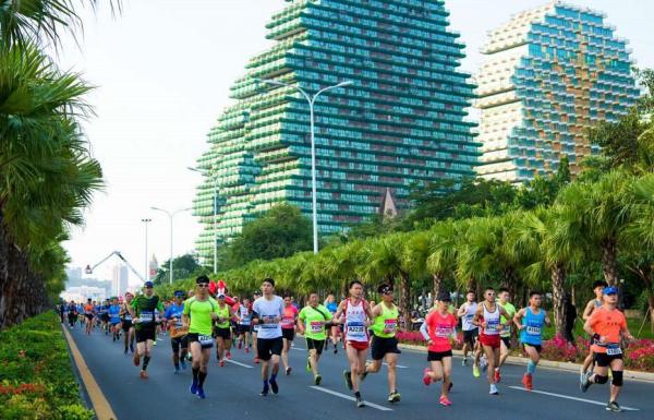 如何打动跑友用脚投票，“最美赛道”三亚马拉松不止靠风光