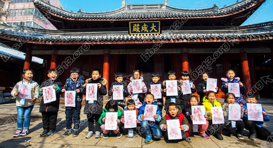 小学生学印木版年画 感受非遗文化 (1).jpg