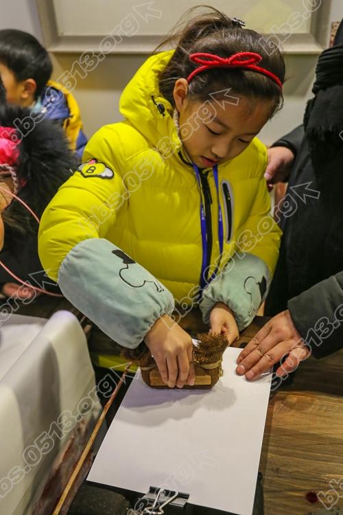 小学生学印木版年画 感受非遗文化 (2).jpg