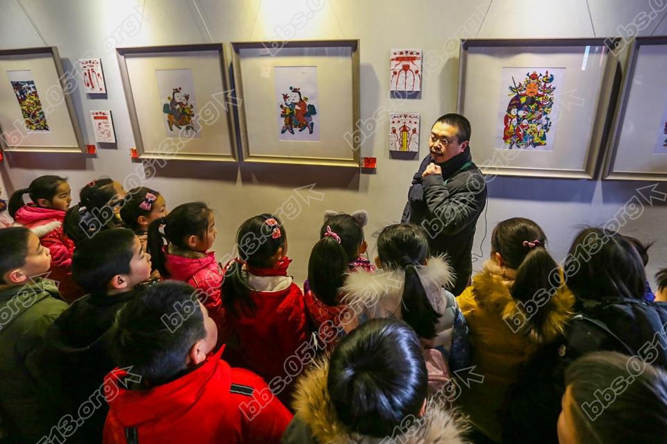 小学生学印木版年画 感受非遗文化 (3).jpg