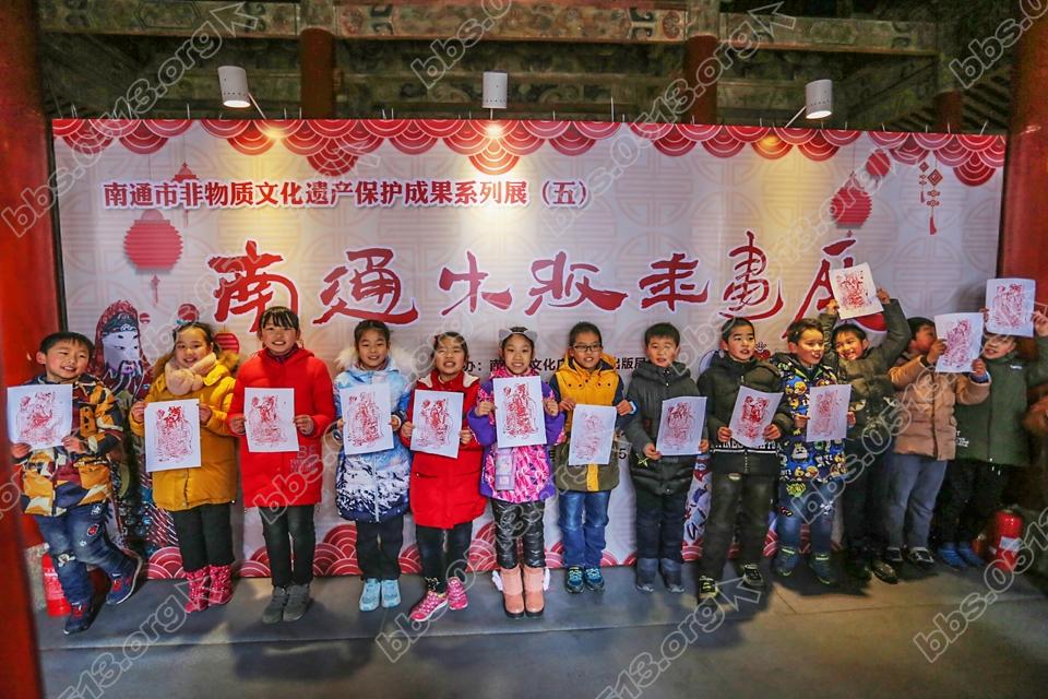 小学生学印木版年画 感受非遗文化 (5).jpg