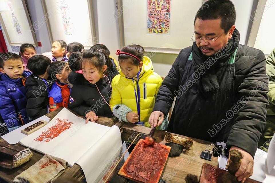 小学生学印木版年画 感受非遗文化 (6).jpg