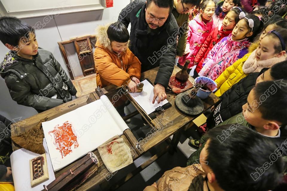 小学生学印木版年画 感受非遗文化 (7).jpg