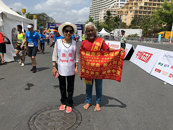 他是跑圈“赤脚大仙”：20年188场马拉松，献血273次