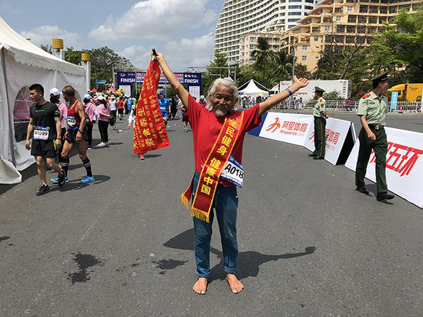 他是跑圈“赤脚大仙”：20年188场马拉松，献血273次