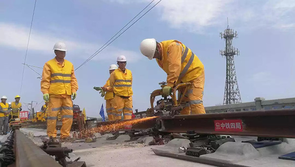 杭黄高铁铺轨今日全线贯通：从杭州到黄山仅需1个半小时