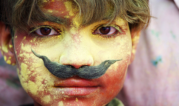 身披七彩，在胡里节的狂欢人潮中