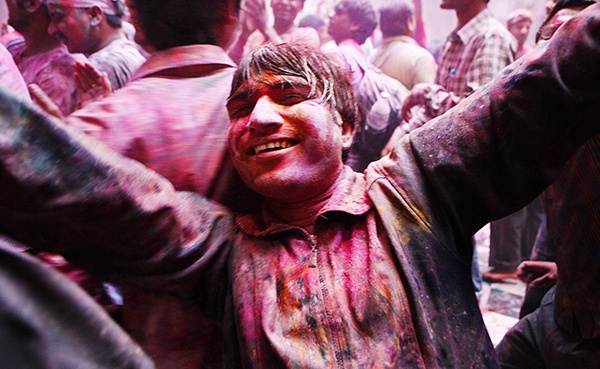 身披七彩，在胡里节的狂欢人潮中