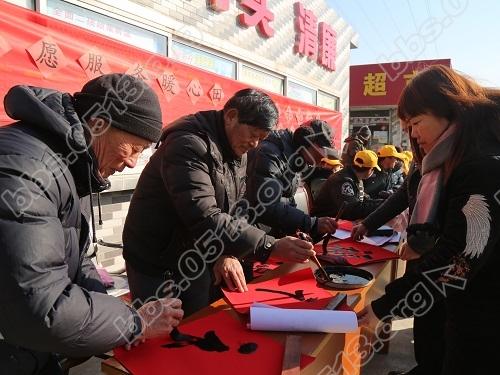 青龙桥社区：迎新春送福字 书画名家进社区1.JPG