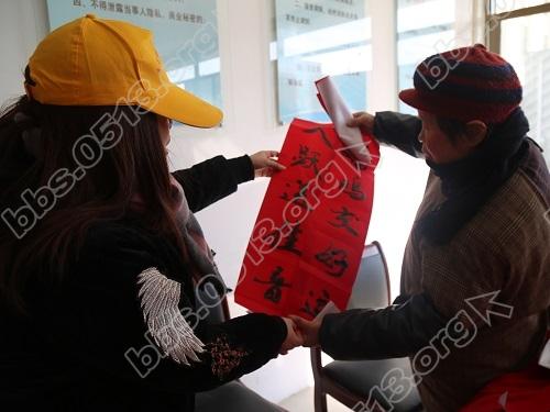 青龙桥社区：迎新春送福字 书画名家进社区2.JPG
