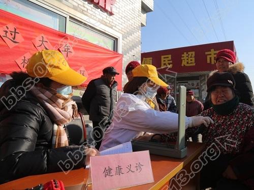 青龙桥社区：志愿服务暖心田 平安祥和过大年.JPG