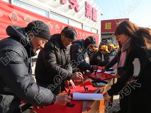 青龙桥社区：志愿服务暖心田 平安祥和过大年3.JPG