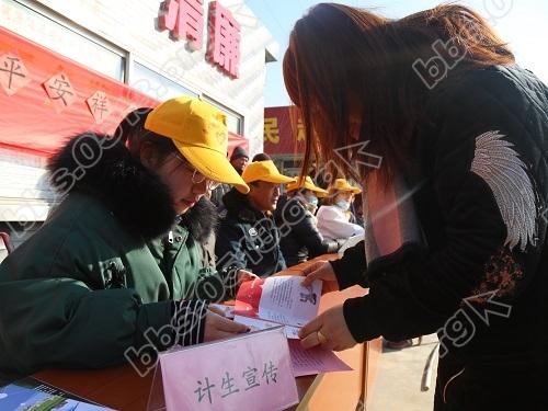 青龙桥社区：志愿服务暖心田 平安祥和过大年2.JPG