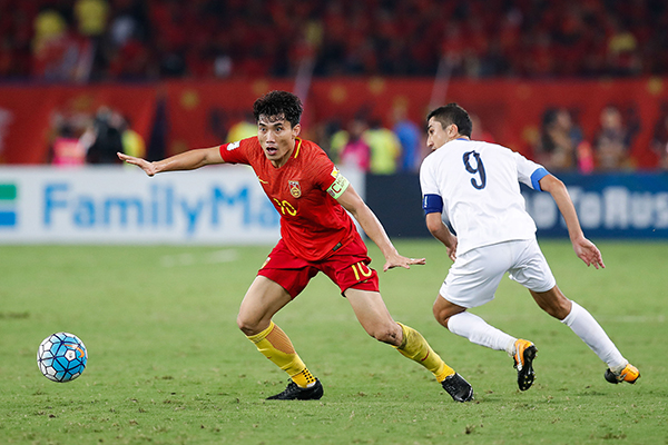 国足“腰不硬”怎么办？郑智接班人，里皮找得好辛苦