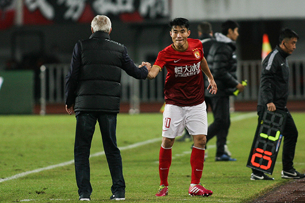 国足“腰不硬”怎么办？郑智接班人，里皮找得好辛苦