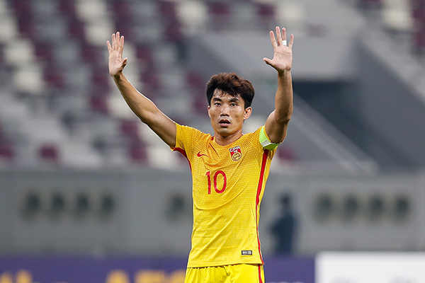 国足“腰不硬”怎么办？郑智接班人，里皮找得好辛苦