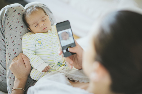 辟谣｜坐月子不能看手机，不能洗头，要多喝老母鸡汤？